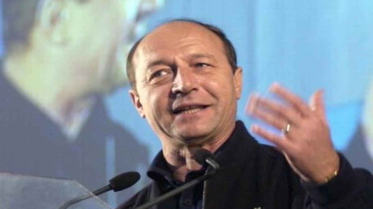 Băsescu, retrocedări pe bandă rulantă: 66 de case, într-o singură zi, unei singure persoane