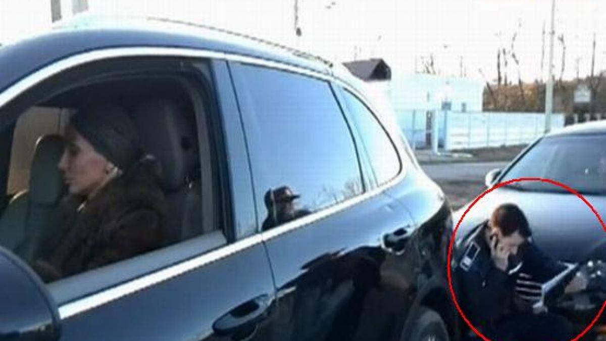 Poliţist lovit cu jeep-ul de o şoferiţă din Neamţ. &quot;Totul e o înscenare. A căzut singur din picioare&quot;