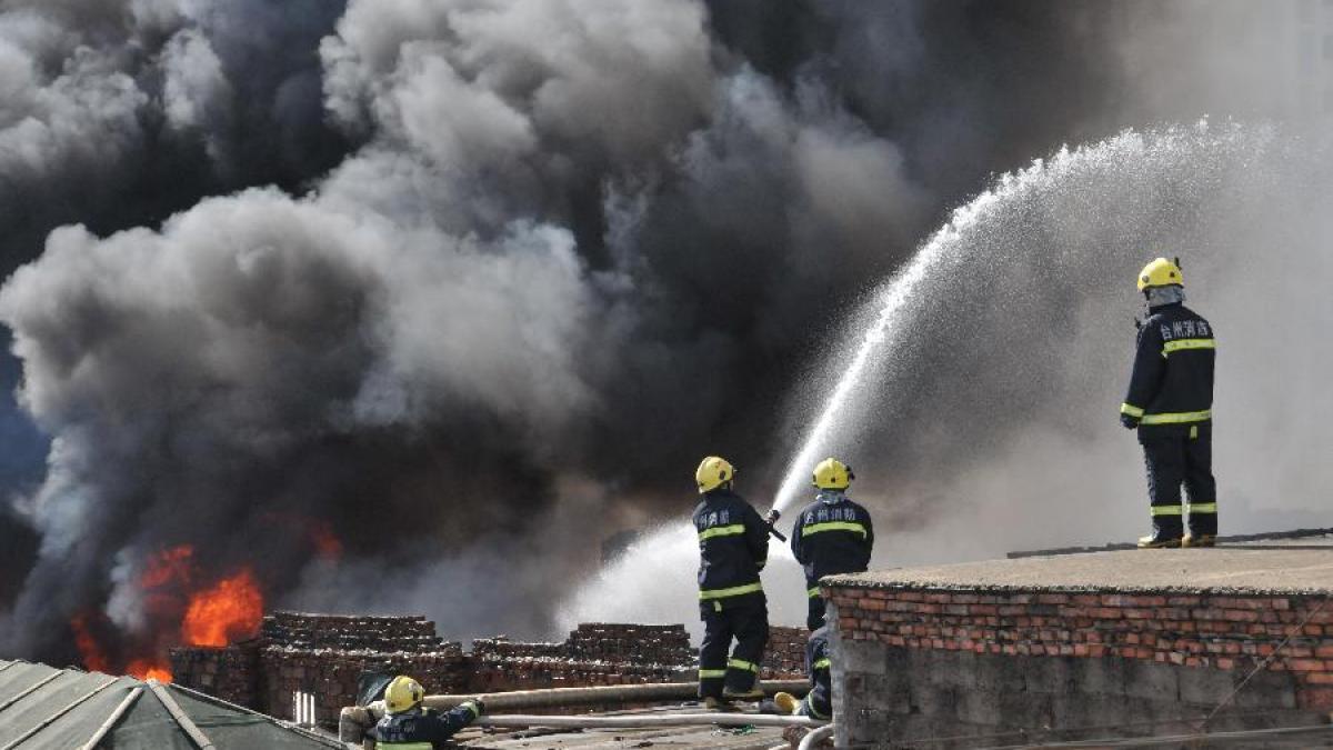 Incendiu la o fabrică de încălţăminte din China. Cel puţin 16 muncitori au murit 