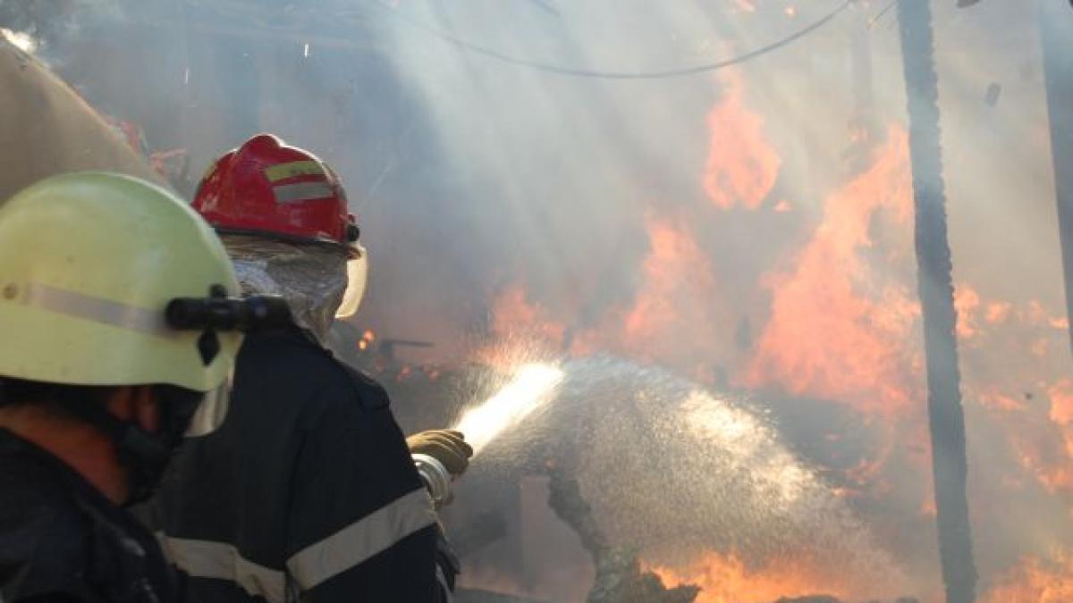 Ziua de 13 a adus ghinion pentru subprefectul de Prahova. Casa i-a fost mistuită de flăcări