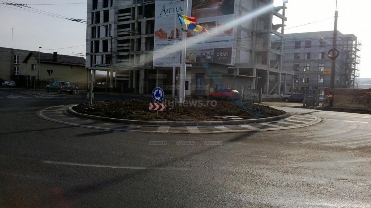 Alţii inaugurează poduri, autostrăzi de sute de kilometri, la noi se taie panglica pentru un sens giratoriu