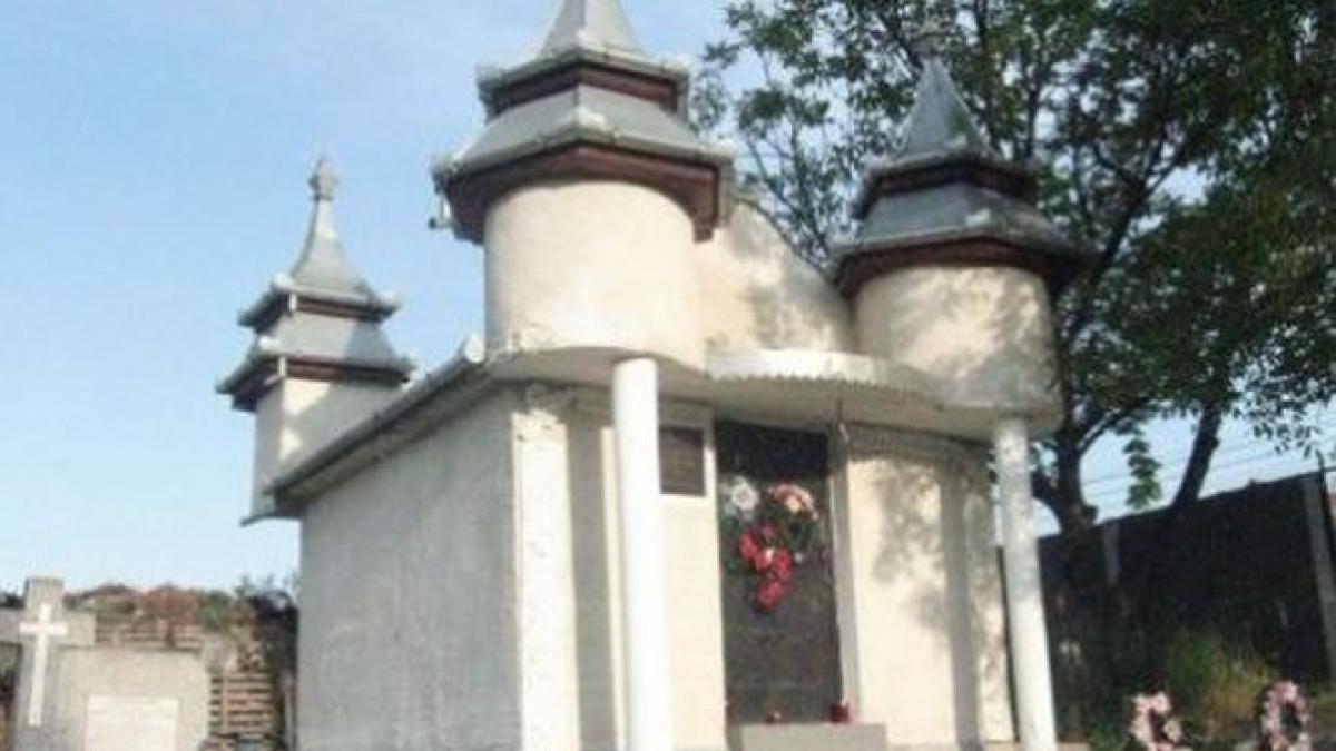 Un fost judecător a fost prins când lua şpagă un cavou într-un cimitir din Ploieşti