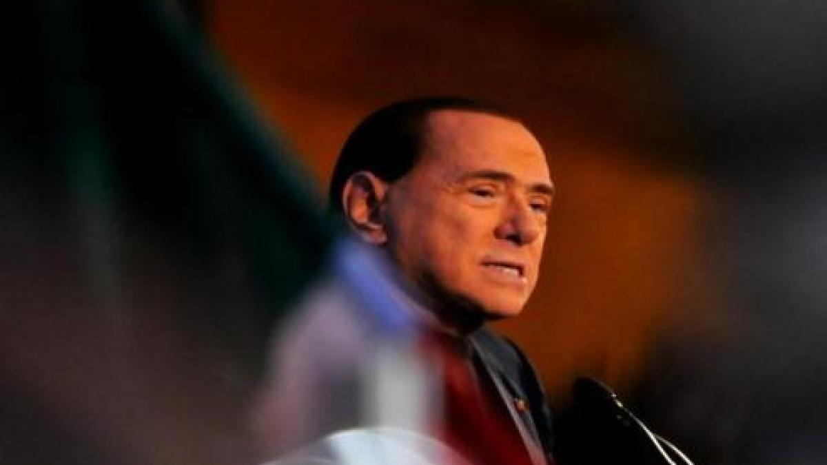 Berlusconi, HUIDUIT şi ATACAT CU OUĂ de zeci de manifestanţi, la Roma