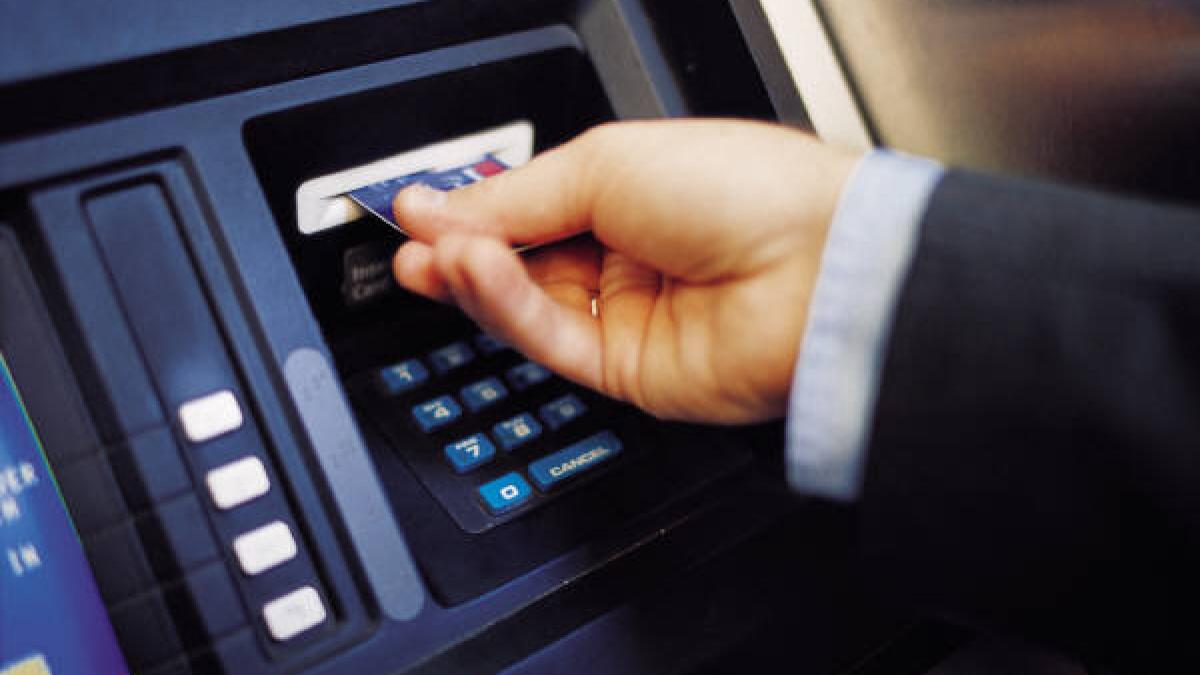 Câţi bani îţi &quot;ciupeşte&quot; banca din cont de fiecare dată când introduci cardul în ATM