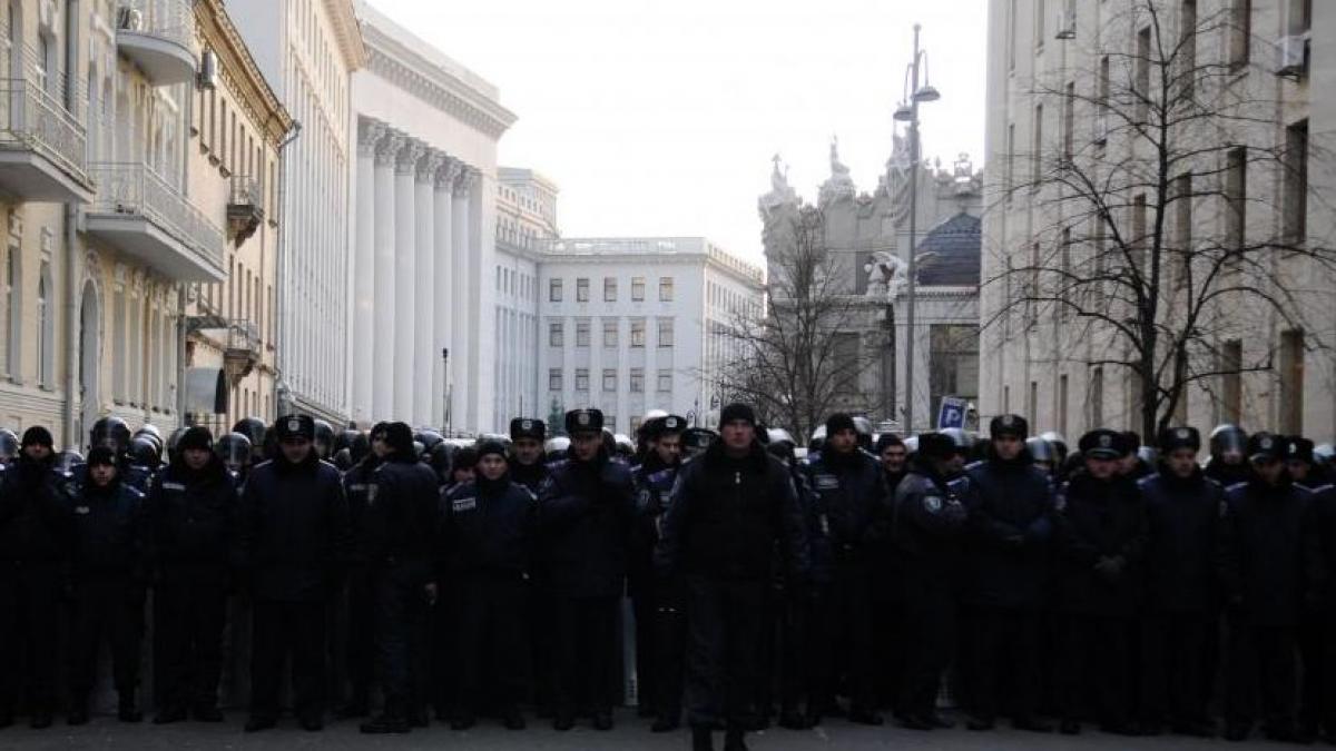 UPDATE: Forţele de ordine folosesc TUNURI CU APĂ împotriva manifestanţilor din Kiev