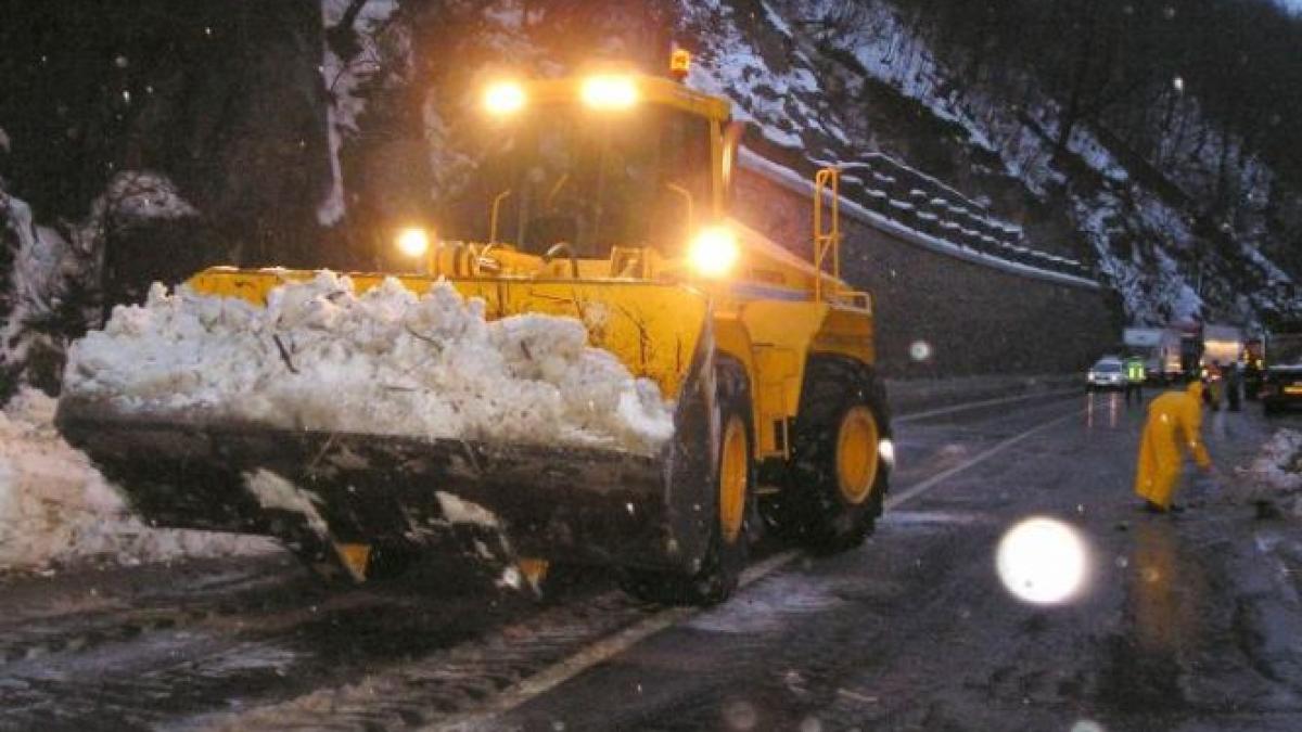 Cod Galben de ninsori. Traficul rutier este îngreunat. În anumite zone, se poate circula numai cu lanţuri pe roţi