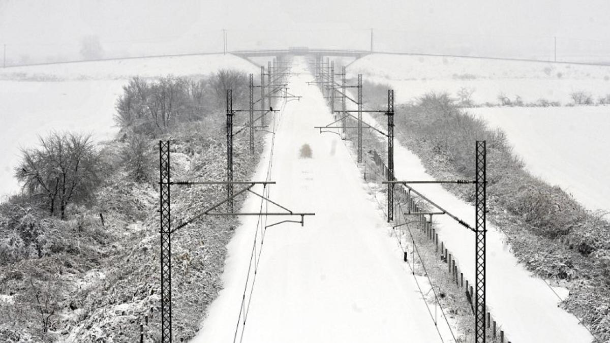 Iarna a ÎNGHEŢAT transportul feroviar. Sute de oameni şi-au petrecut noaptea pe câmp, după ce şinele de tren au fost acoperite de gheaţă