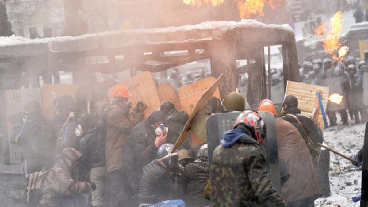 Protestele violente continuă pe străzile din Kiev. Imagini LIVE. SUA au revocat vizele mai multor oficiali de rang înalt şi ameninţă cu alte sancţiuni dure