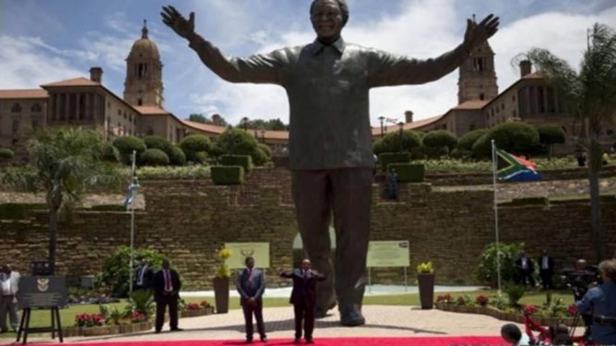 Ce caută un iepuraş sculptat în urechea statuii lui Nelson Mandela ?