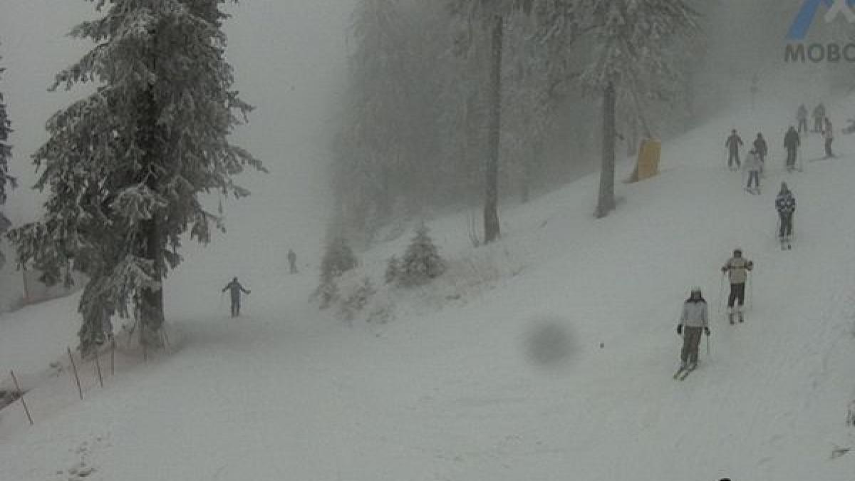 IMAGINI LIVE de pe pârtiile din România. A început să ningă la munte