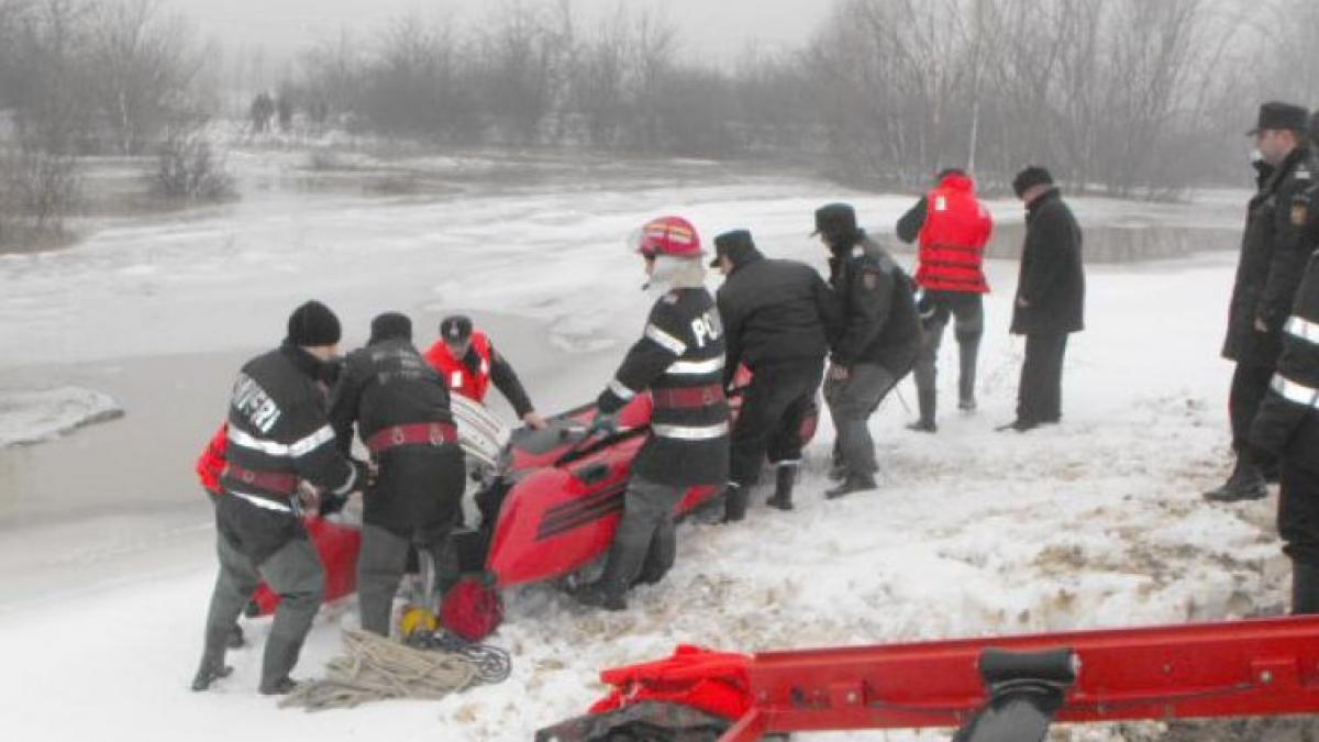 MAI: 321 de persoane evacuate, 63 salvate, 22 asistate medical. Mai sunt 8 oameni blocaţi în maşini