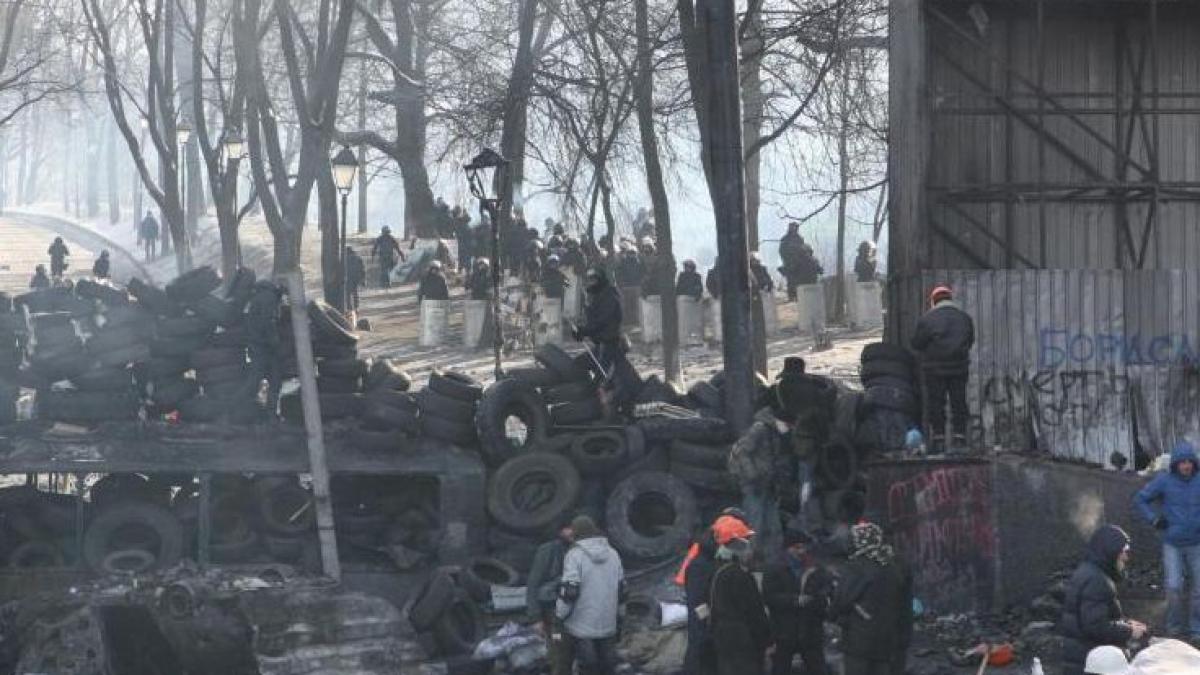 Mii de manifestanţi din Kiev au participat la funeraliile unui tânăr ucis în confruntări