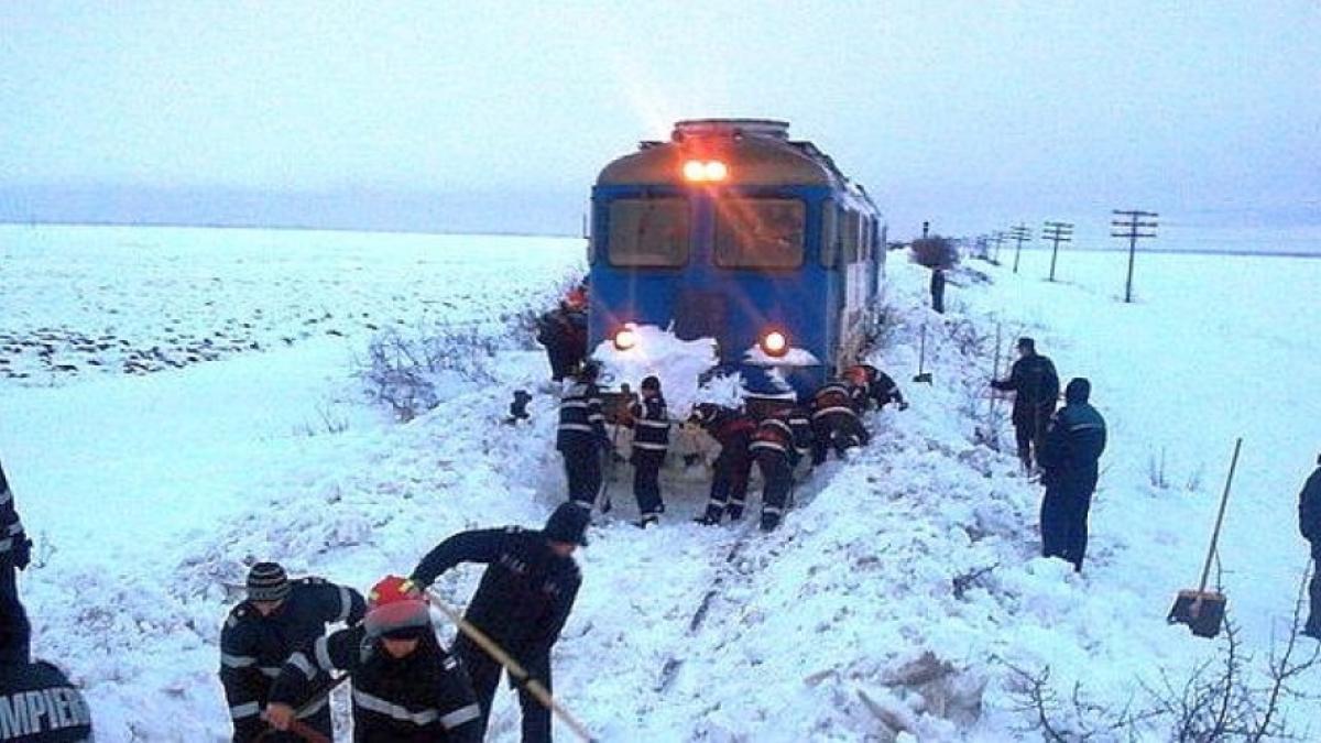 Au pornit în drum spre NICĂIERI. Sute de pasageri, blocaţi în mijlocul nămeţilor. VEZI LISTA cu trenurile care NU CIRCULĂ