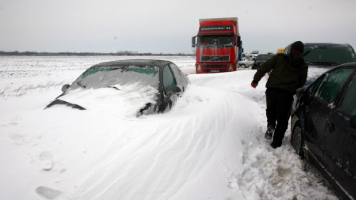 INCREDIBIL! În timp ce şoferii sunt acoperiţi de zăpezi, CNADNR îi verifică să vadă dacă au ROVINIETA expirată