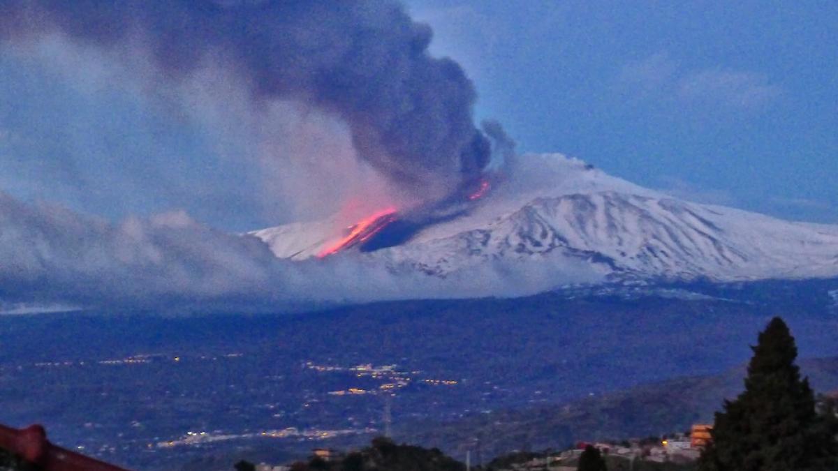 Râuri de LAVĂ au topit zăpada şi au înnegrit totul în cale. Vulcanul Etna a erupt din nou