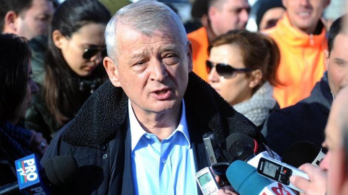 Oprescu, la comandamentul de iarnă: 250 de utilaje de deszăpezire şi 425 de operatori acţionează pe străzile din Capitală