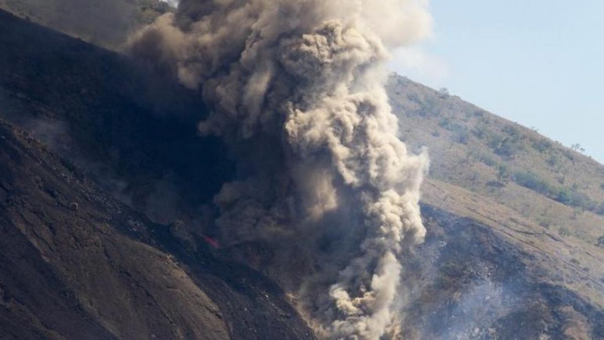 Cel puţin 11 morţi în urma ERUPŢIEI UNUI VULCAN din Indonezia