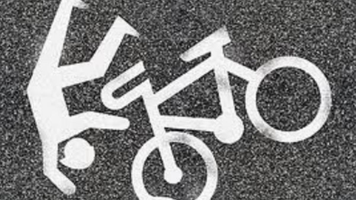 Accident grav în Bucureşti. Un biciclist a fost lovit mortal de o maşină, după ce a traversat printr-un loc nepermis