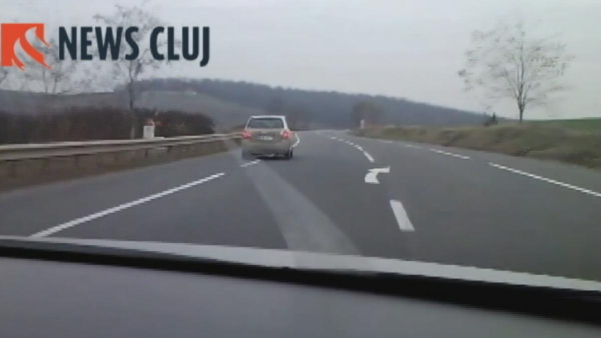 Imagini de NECREZUT, filmate pe o şosea din Cluj. &quot;Regele şoselelor&quot; merge cu viteză ameţitoare pe contrasens, în zig-zag