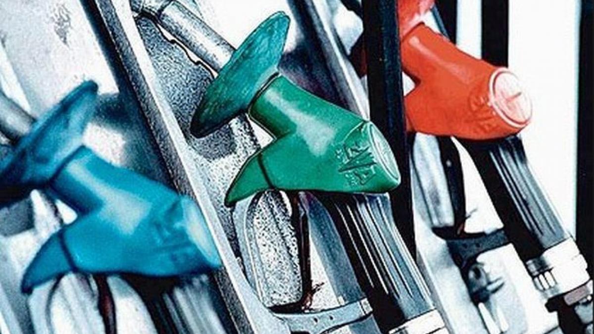 Preţul carburanţilor va creşte cu 0,4 lei pe litru, ca urmare a introducerii noii accize