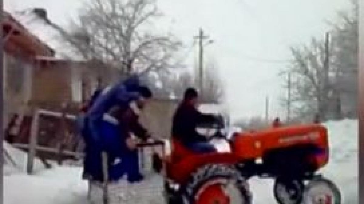 Distracţie neobişnuită pe timp de iarnă! Drifturi cu tractorul în zăpadă