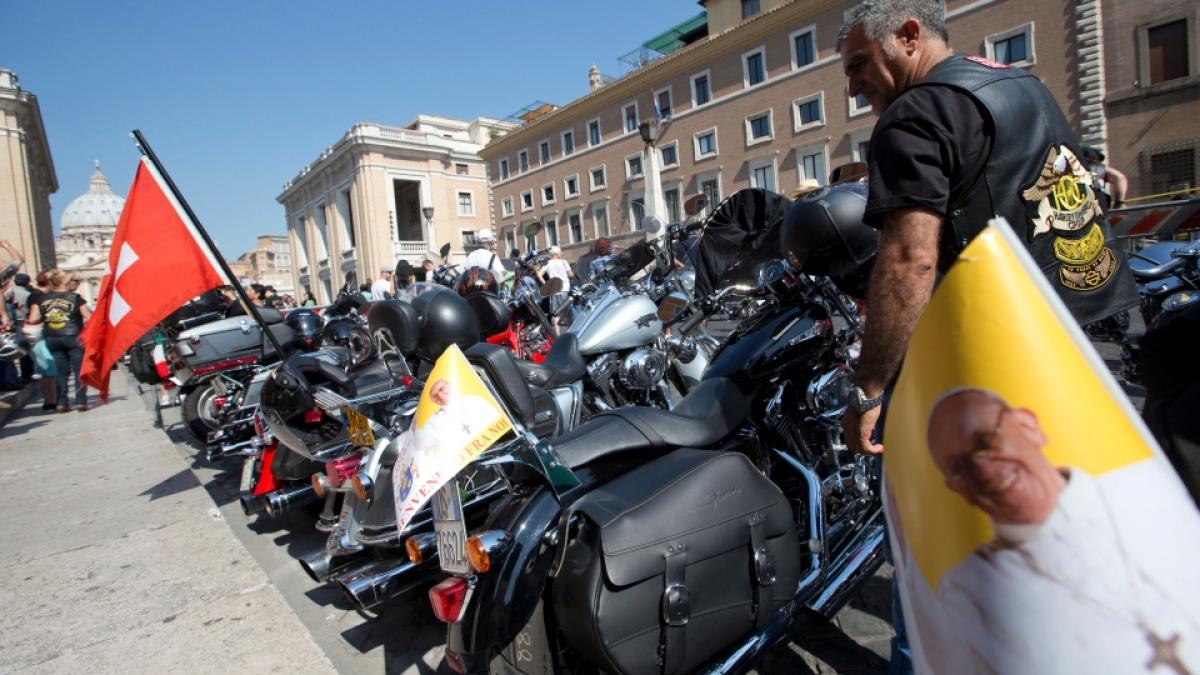 Papa Francisc şi-a vândut un obiect personal la licitaţie. &quot;Îngerii IADULUI&quot; au participat la licitaţie