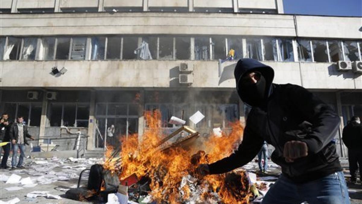 Sediul Preşedinţiei Bosniei-Herţegovina, INCENDIAT de protestatari furioşi din cauza situaţiei economice 