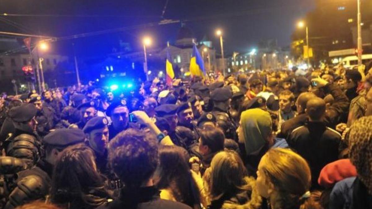 Roşia Montană a scos iar oamenii în stradă. Peste 200 de persoane protestează în centrul Capitalei