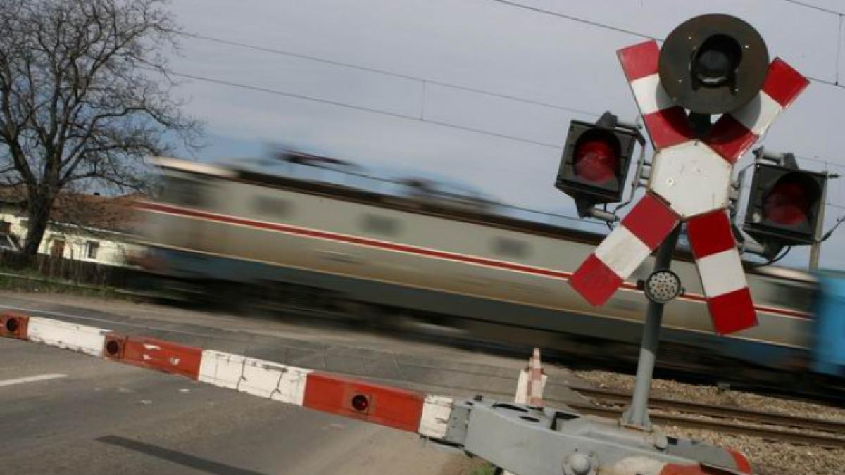 Medicii şi poliţiştii ajunşi la faţa locului au încremenit. Patru oameni au MURIT, după ce maşina în care se aflau a fost lovită de tren