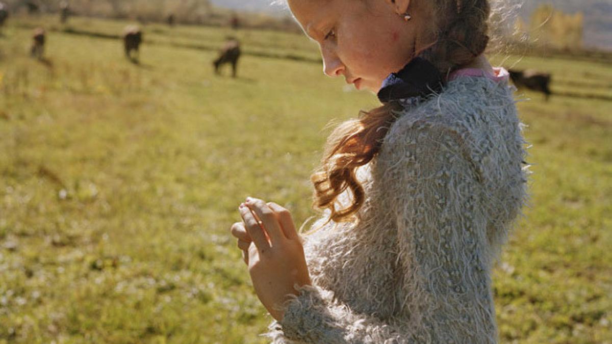 Oamenii sfinţesc locurile, iar fotografii surprind momentele. Viaţa şi tradiţia din Transilvania, prin ochii Renei Effendi