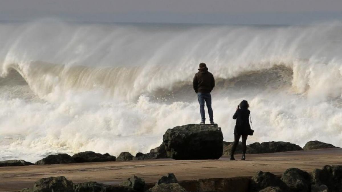 VALURI URIAŞE în Portugalia. Întregul litoral a fost plasat în alertă roşie