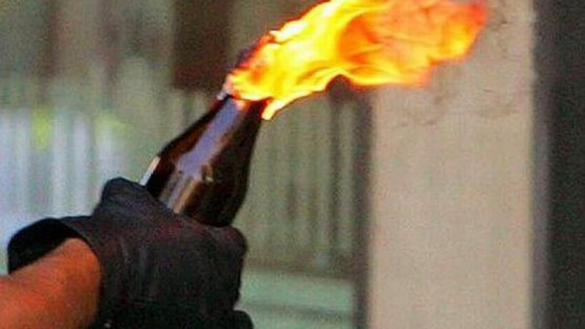 Maşina unui poliţist din Tulcea, incendiată cu un cocktail Molotov