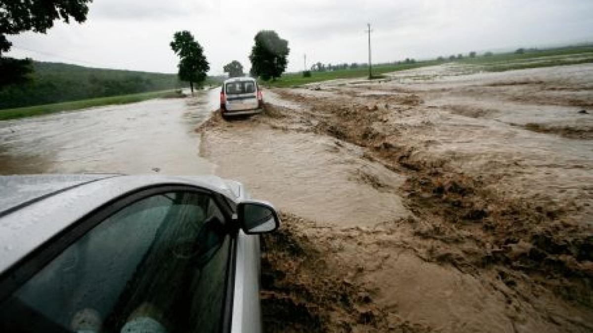 Inundaţiile îşi fac simţită prezenţa. Un drum din Dolj a fost acoperit de ape, după topirea zăpezilor