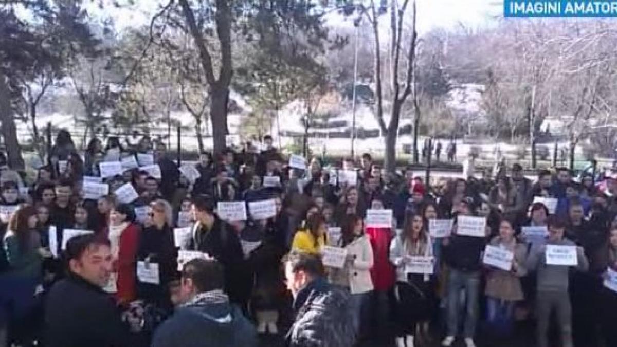 Protest spontan la un liceu din Piteşti. Sute de elevi şi profesori se opun comasării şi mutării în altă clădire