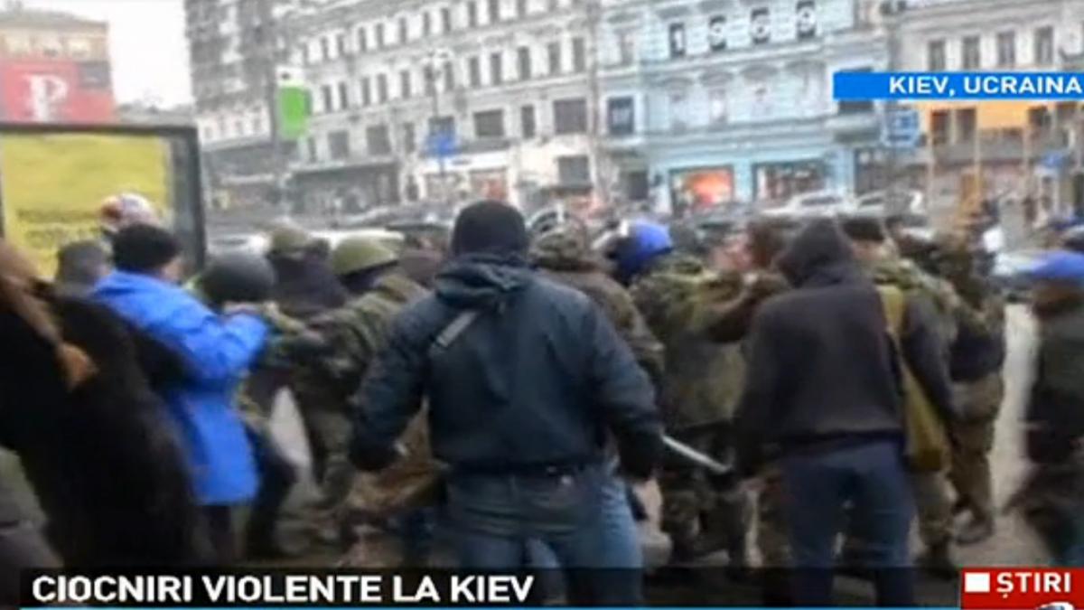 Ciocniri violente la Kiev. Manifestanţii opoziţiei au evacuat sediul Primăriei