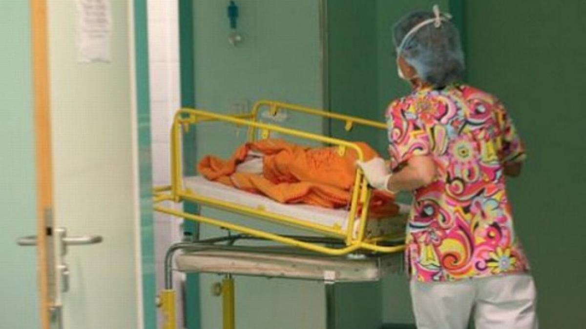 Un copil de doi ani a ajuns la spital cu arsuri grave după ce a răsturnat o oală cu apă clocotită peste el