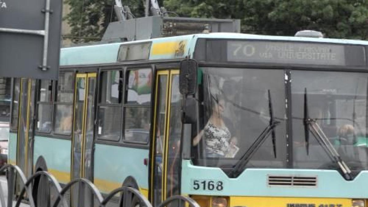 ATAC ARMAT asupra unui troleibuz, în Capitală. Poliţia: Nu s-a tras cu o armă de foc