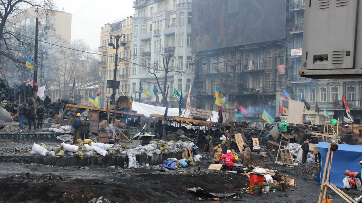 IMAGINI LIVE din Ucraina. LUNETIŞTII trag asupra jurnaliştilor. Forţele de ordine folosesc MUNIŢIE de RĂZBOI