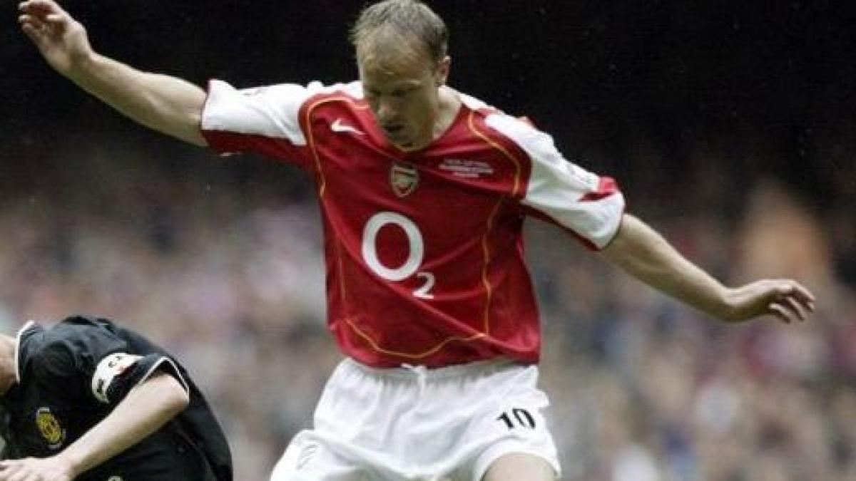 Dennis Bergkamp are o STATUIE la stadionul echipei Arsenal Londra