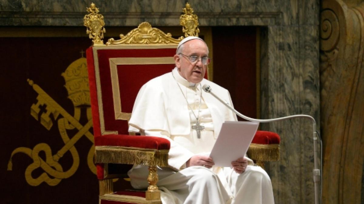 Papa Francisc a primit un tricou semnat de Pele şi o minge semnată de Ronaldo de la preşedintele Braziliei