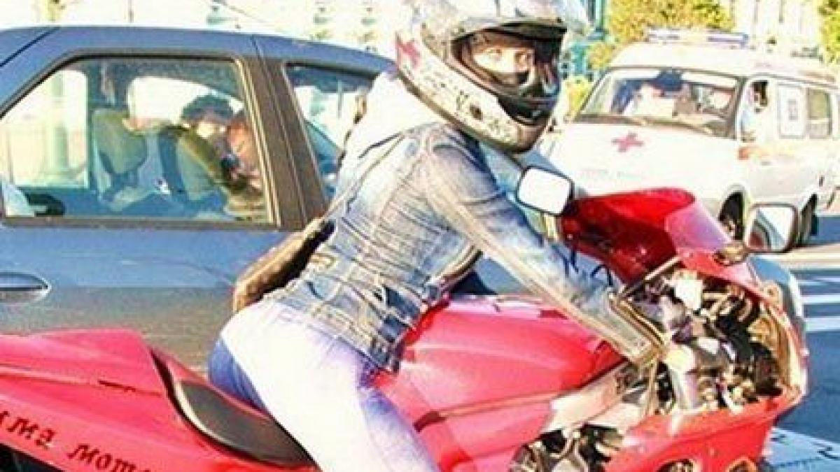 Cum s-a urcat această domnişoară pe motocicletă. A atras atenţia tuturor şoferilor din trafic