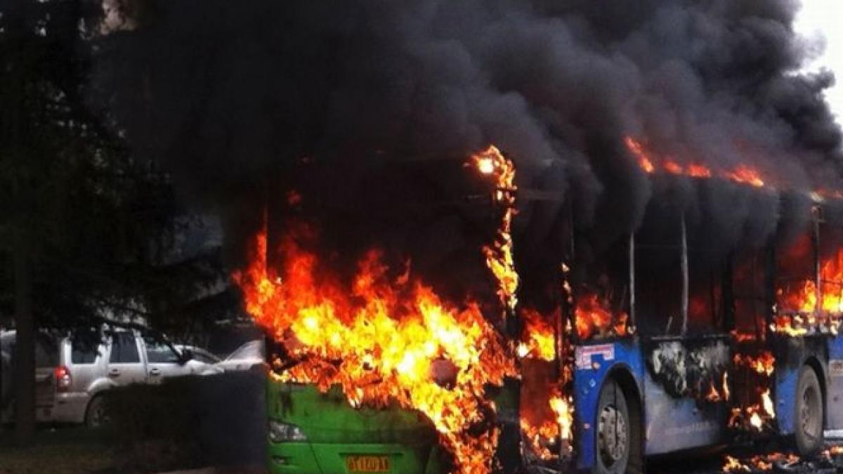 China. 10 persoane au murit într-un autobuz care a luat foc