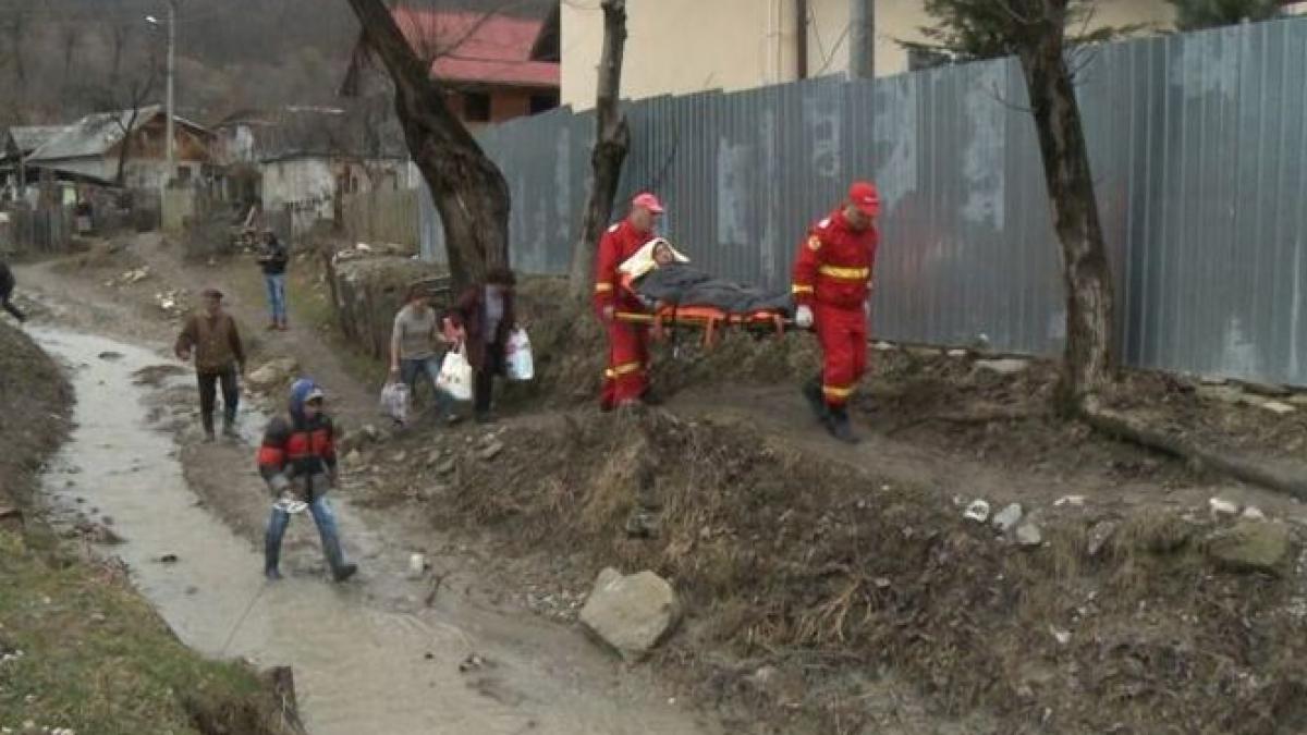 Sat ca-n Evul Mediu: Bolnavi căraţi cu targa, după ce drumurile s-au transformat în râuri