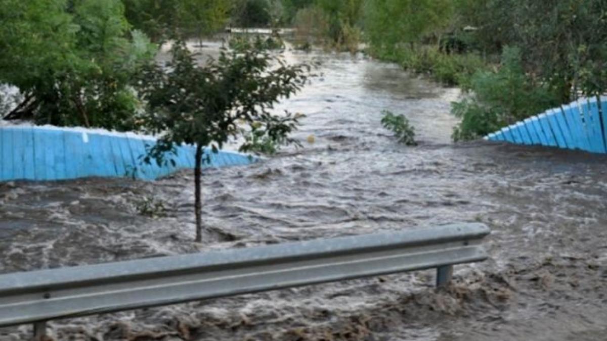 Codul portocaliu de inundaţii, prelungit în Dolj, Teleorman şi Giurgiu. Un dig a fost spart de ape, sute de oameni evacuaţi