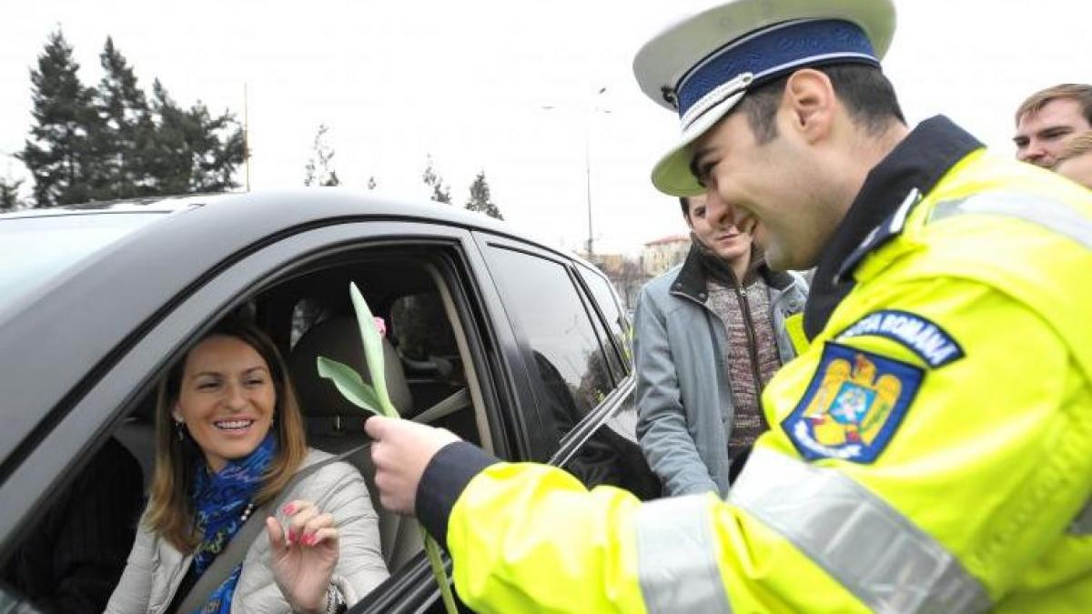 Poliţiştii au împărţit flori femeilor din toată ţara, cu ocazia zilei de 8 Martie