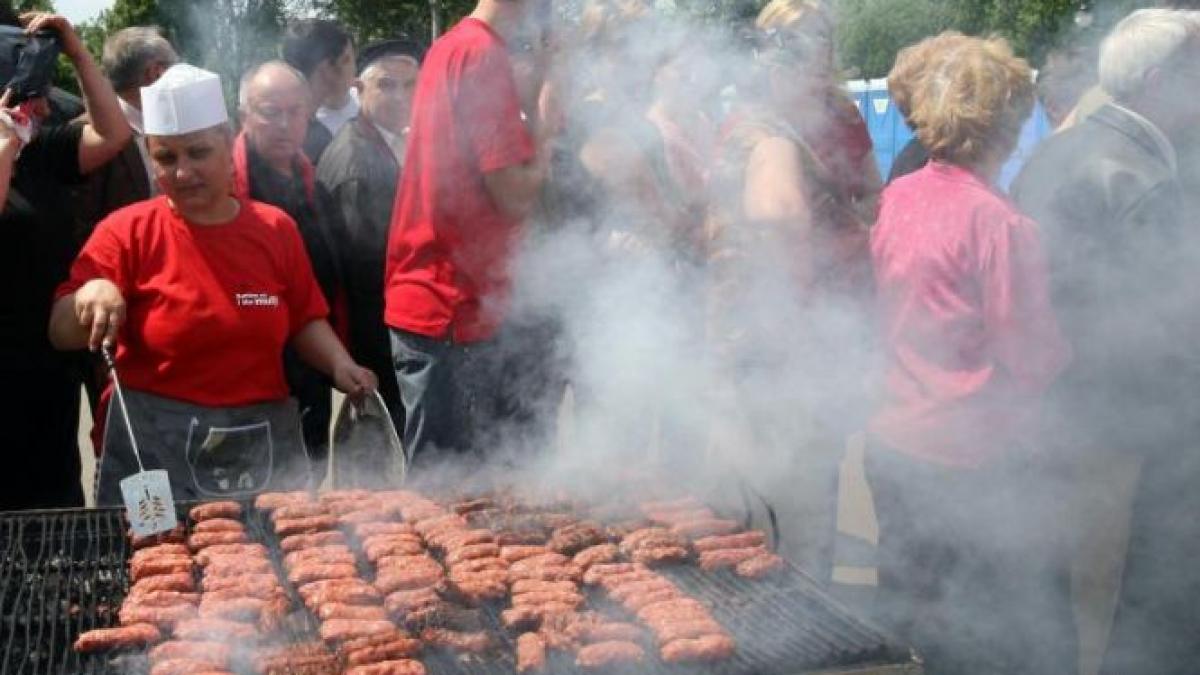 Micii româneşti, salvaţi la Bruxelles. Producătorii pot folosi bicarbonatul şi carminul în compoziţia mititeilor