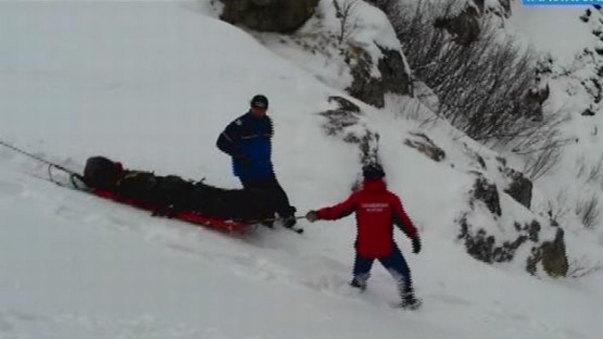 Turist rănit după ce a fost surprins de o AVALANŞĂ în Masivul Bucegi