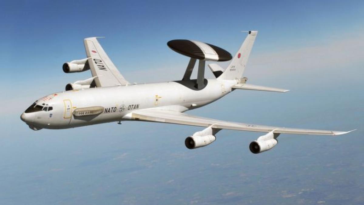 Avion NATO, deasupra României. O aeronavă E-3A AWACS efectuează astăzi un zbor în spaţiul aerian al ţării noastre