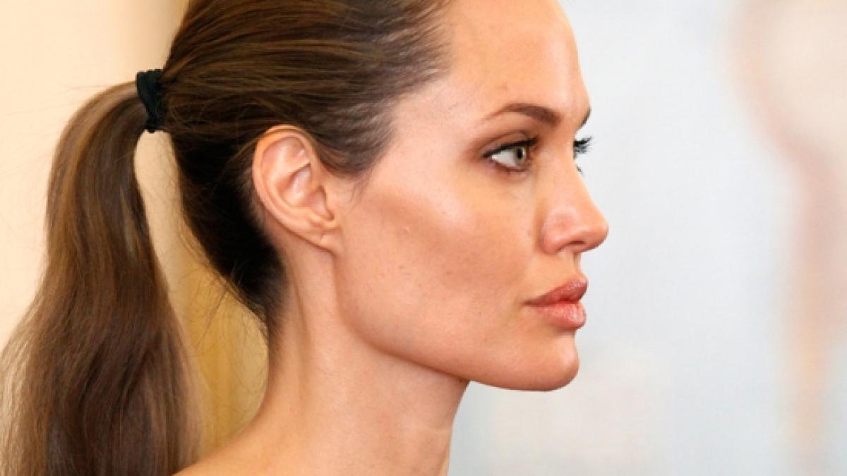 Angelina Jolie şochează din nou. Actriţa a anunţat că medicii îi vor extirpa şi ovarele