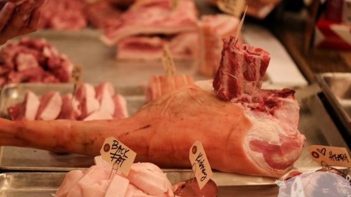 Nouă tone de carne expirată din vara anului trecut, într-un depozit din Ghimbav. OJPC Braşov: Carnea fusese &quot;verificată&quot; de inspectorii DSVSA 